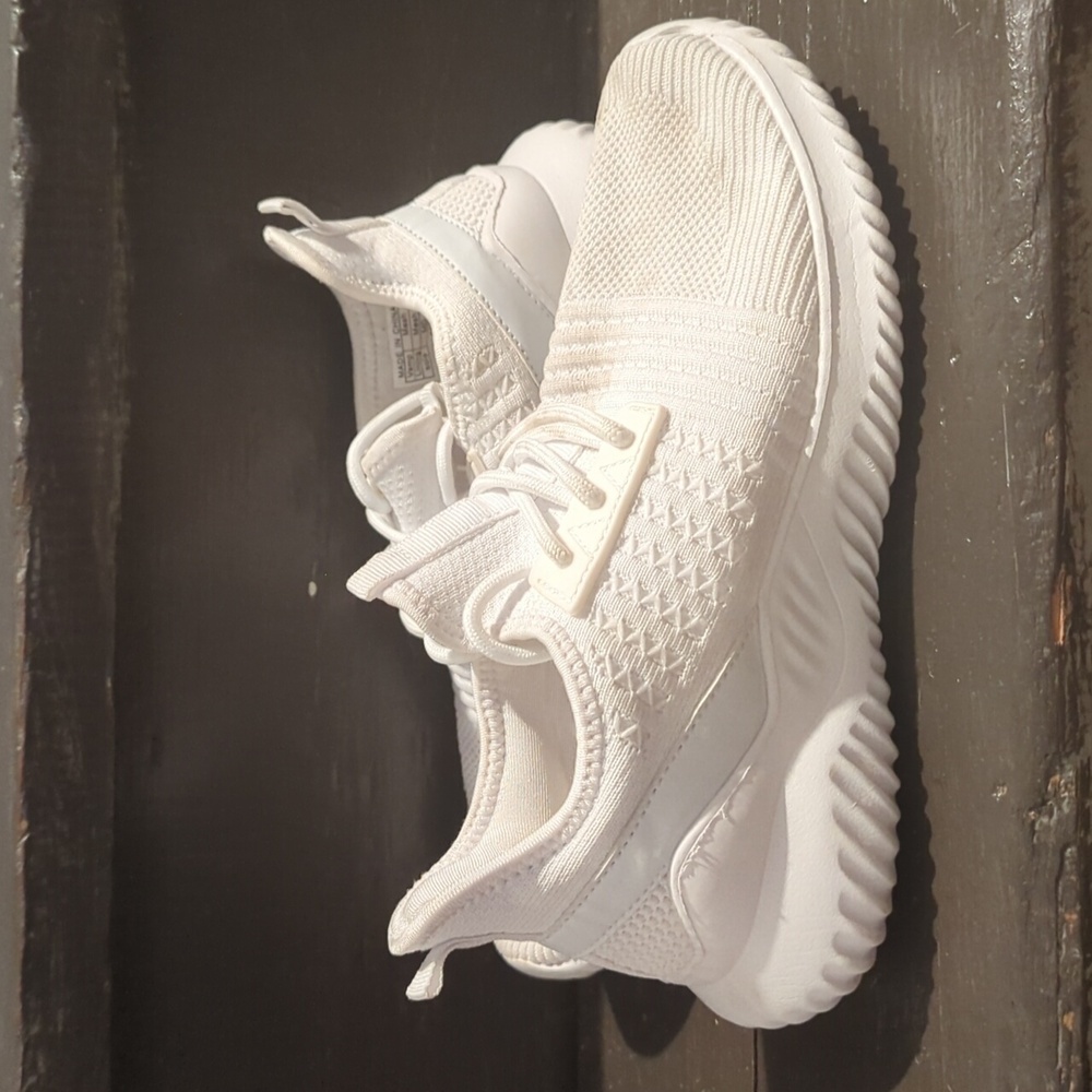 Girls size 5 sneakers